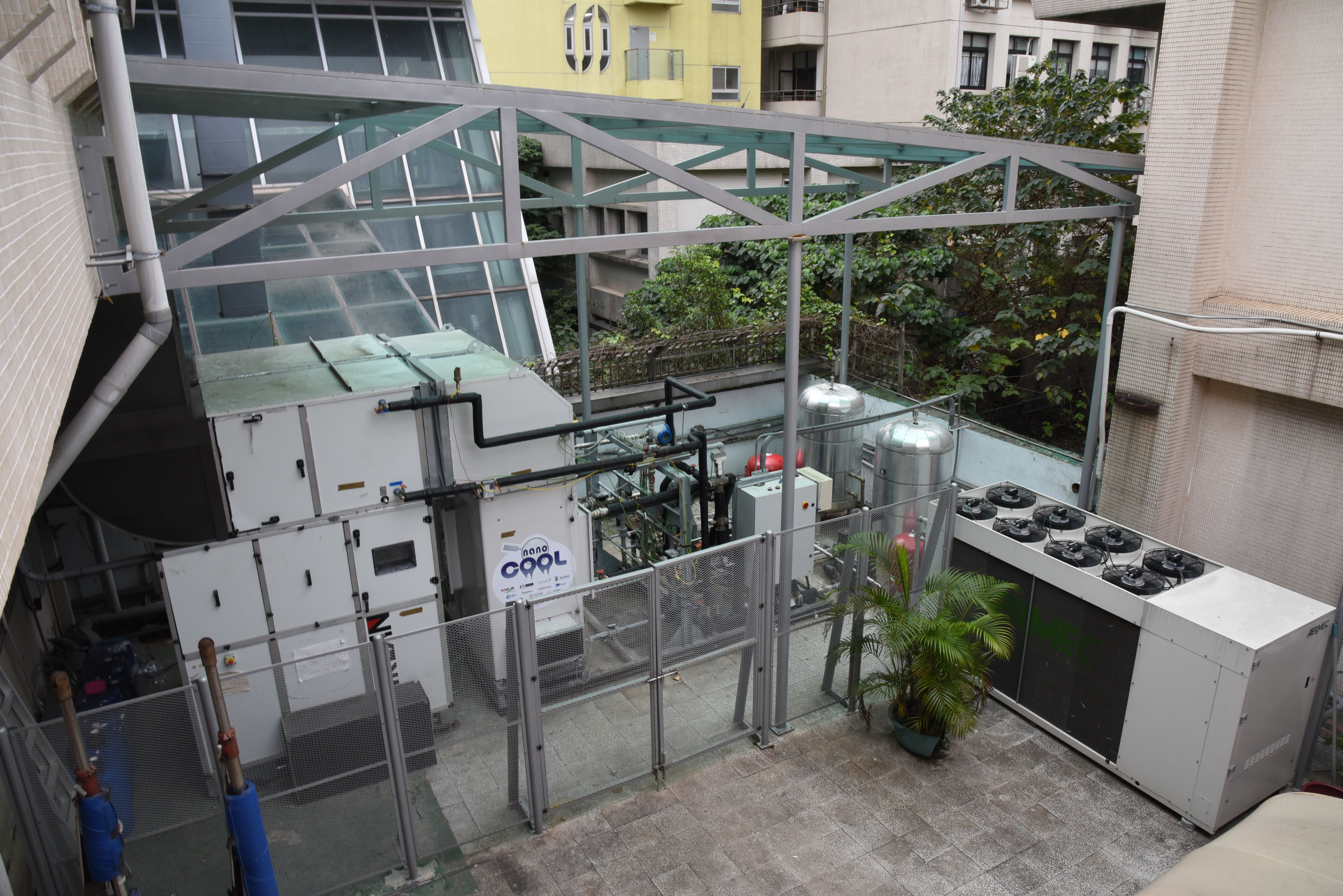 An energy efficient air conditioning system based on the combination of a liquid desiccant cycle with an adapted conventional air cooling system An energy efficient air conditioning system based on the combination of a liquid desiccant cycle with an adapted conventional air cooling system